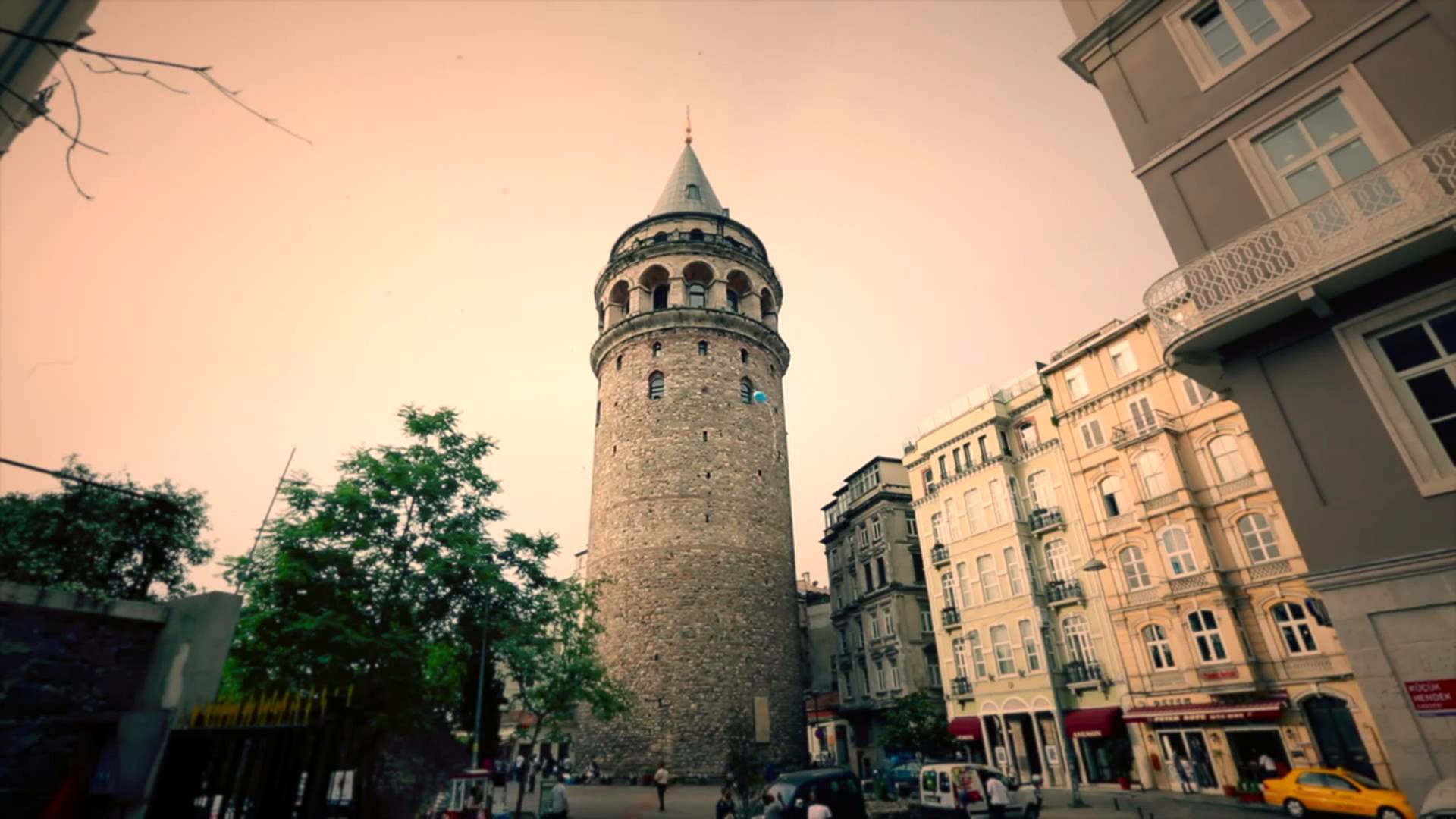 تعرف على برج غلطة أحد أبرز المعالم السياحية في إسطنبول وراوي مغامرة الطيران | ترك برس