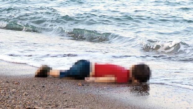 2 أيلول/ سبتمبر صورة غرق الطفل السوري &quot;أيلان&quot;، خلال رحلة الأمل قبالة السواحل التركية &quot;إيجه&quot;، هزت العالم، وأدت إلى غضب عالمي.