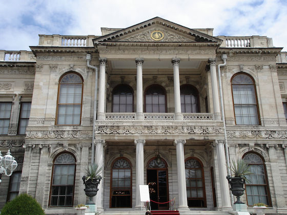 istanbul_dolmabahce_entrance.jpg