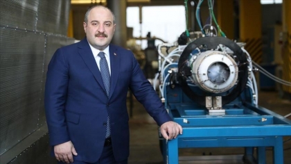 وزير الصناعة التركي يشهد اختبار محرك نفاث محلي الصنع