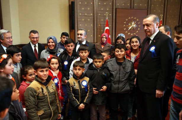 أردوغان يستقبل اللاجئين وأطفالهم بنفسه زعيم