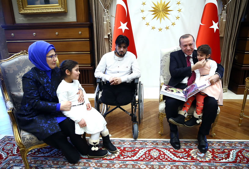 أردوغان مع أحد ضحايا الحرب السورية أردوغان مع أحد ضحايا الحرب السورية