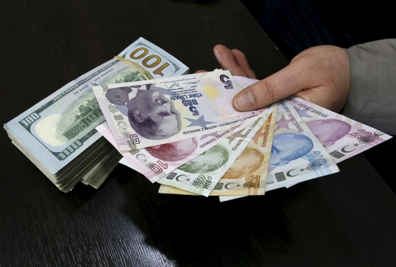 الدولار يسجل مستوى قياسياً جديداً أمام الليرة التر